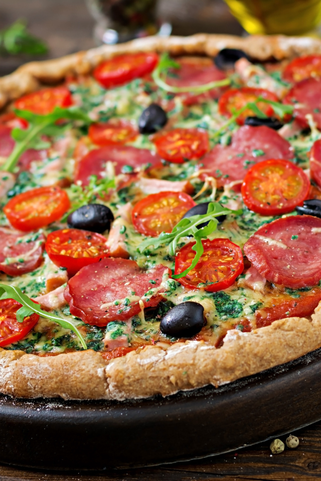 Аппетитная пицца с колбасой и помидорами