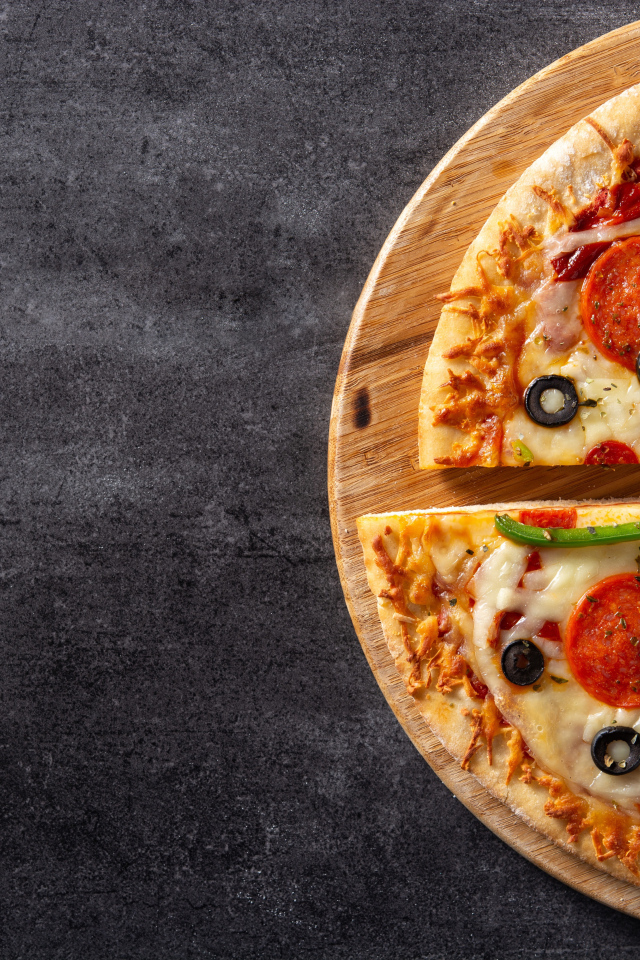 Аппетитная пицца с колбасой на столе