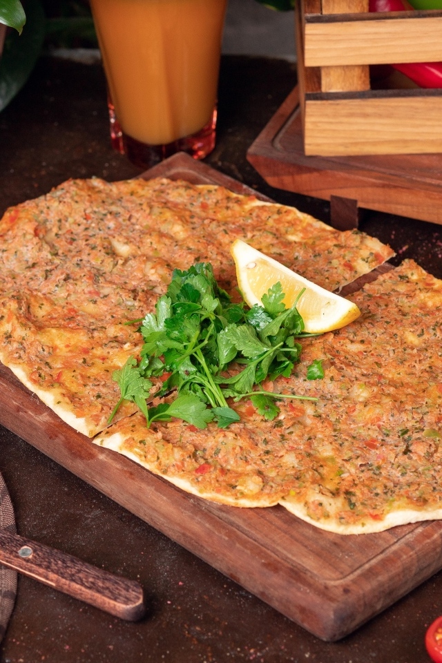 Турецкая пицца Лахмаджун на столе