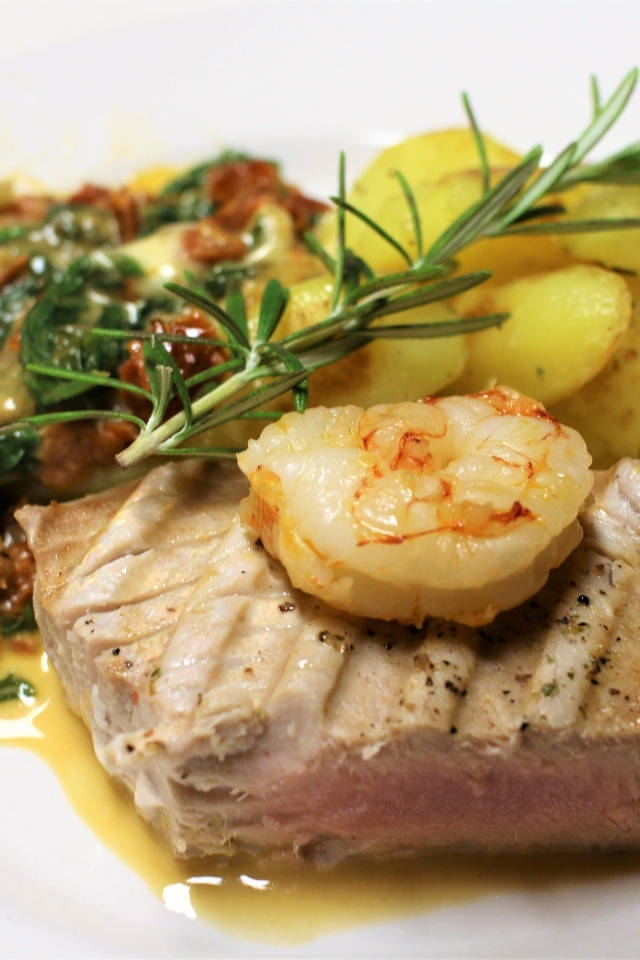 Запеченный тунец на тарелке с овощами