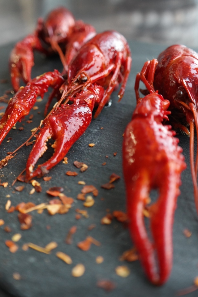 Вареные красные раки на столе