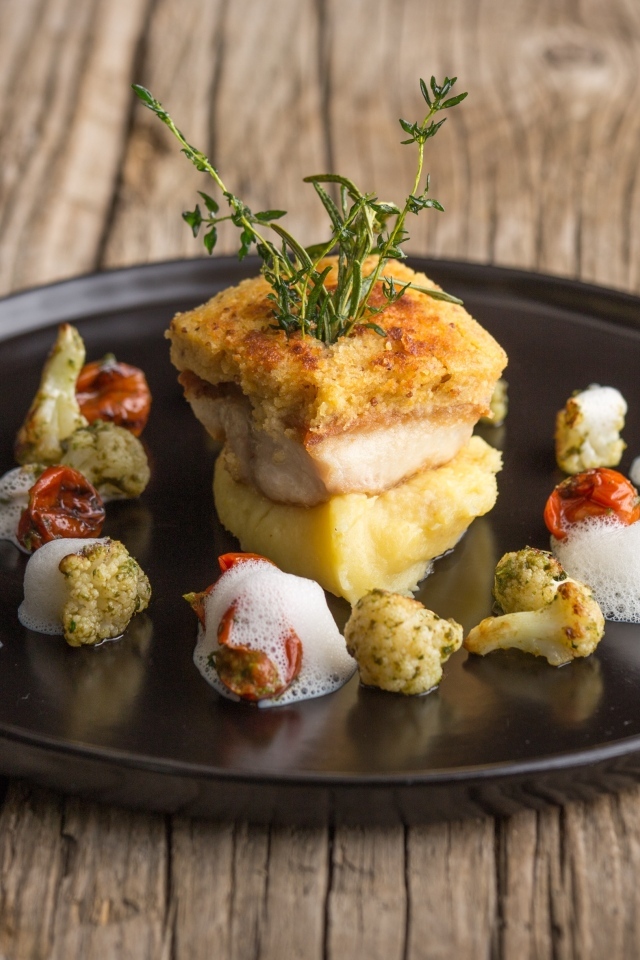 Рыба с овощами на тарелке