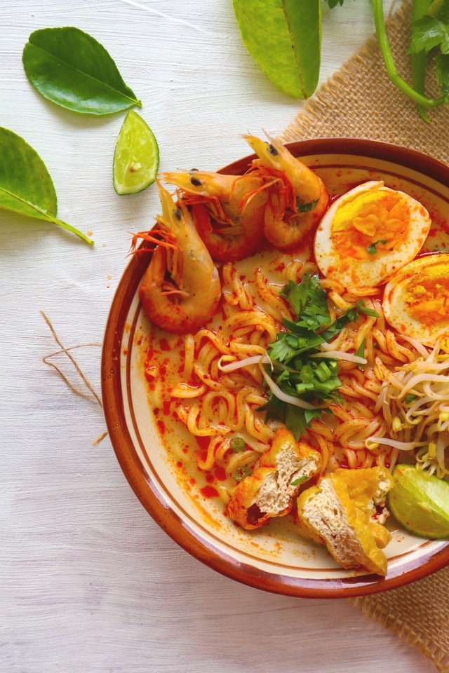 Вермишель с морепродуктами и яйцами