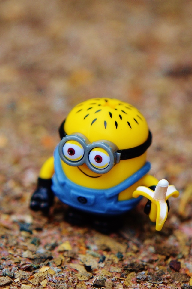 Фигурка миньон на земле