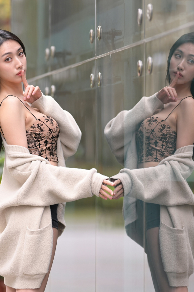 Девушка азиатка просит помолчать