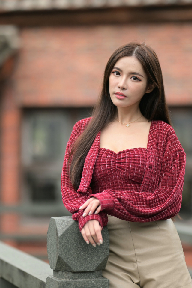 Девушка азиатка в красной кофте