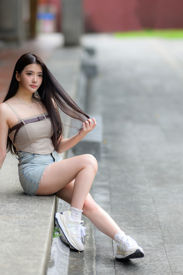 Девушка азиатка в белых кроссовках