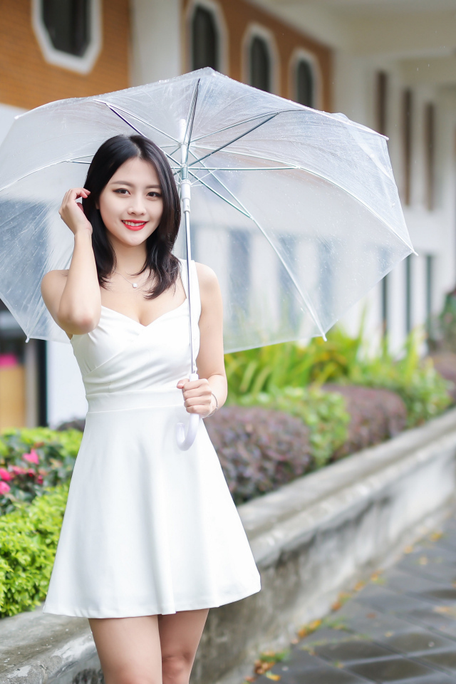 Азиатка в белом платье под зонтом