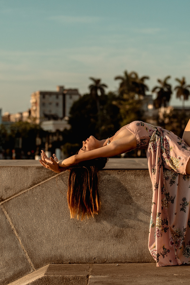 Девушка балерина в платье греется на солнце