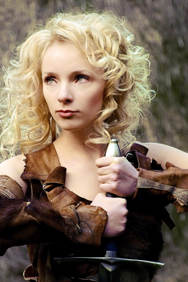 Красивая блондинка с мечом в руках