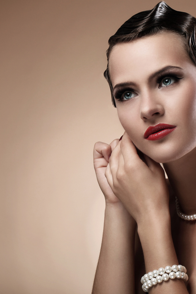 Красивая голубоглазая девушка модель с украшениями из жемчуга