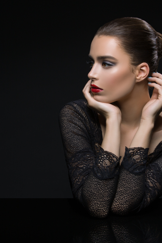 Красивая брюнетка с макияжем вид сбоку