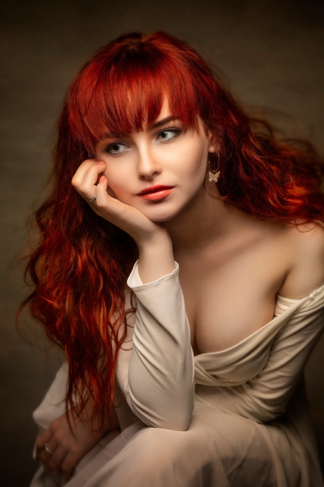 Красивая нежная рыжеволосая девушка