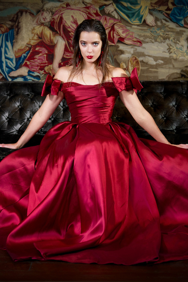 Красивая девушка в красном бальном платье