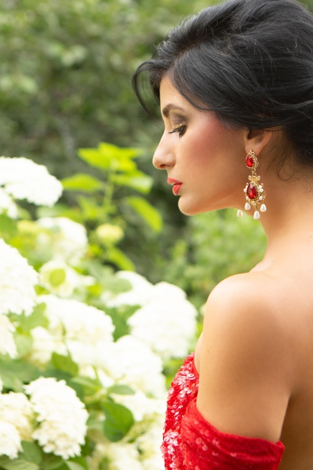 Красивая девушка у белых цветов гортензии