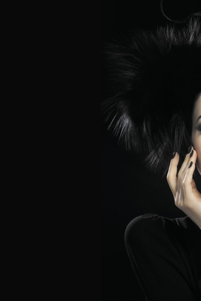 Красивая девушка с прической на черном фоне