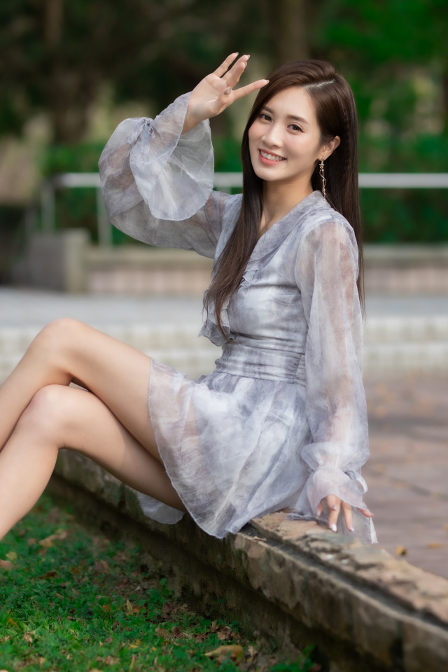 Милая азиатка в сером платье