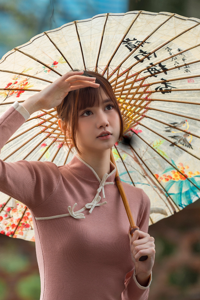 Милая азиатка с зонтом