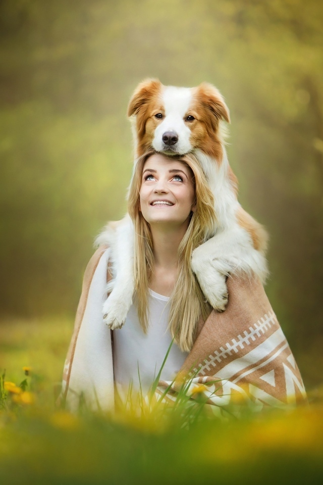 Милая девушка с собакой на голове