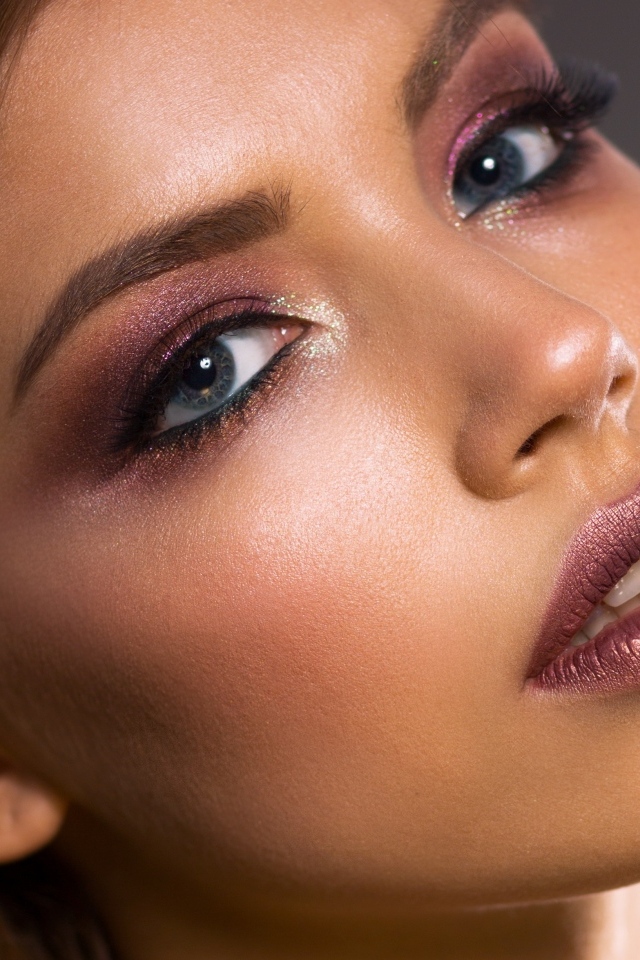 Милая девушка с макияжем на лице