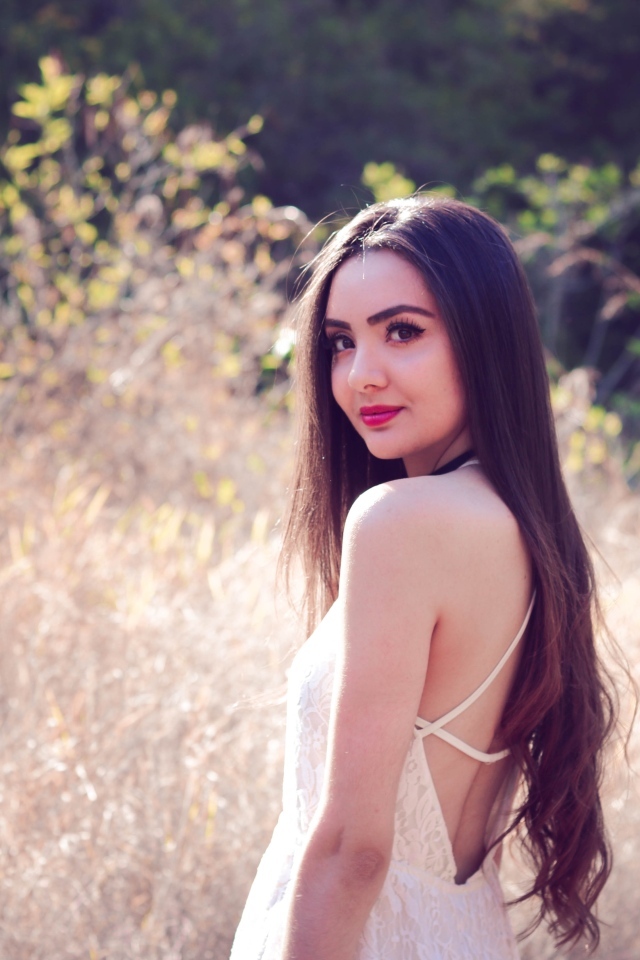 Милая длинноволосая девушка на поле 