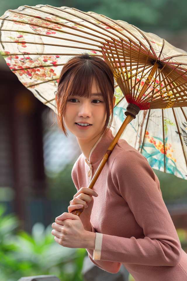 Милая улыбающаяся азиатка с зонтом