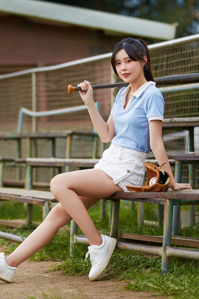 Девушка спортсменка с бейсбольной битой 