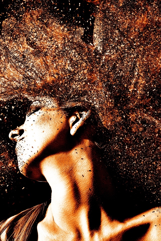 Девушка с блестками в волосах на черном фоне