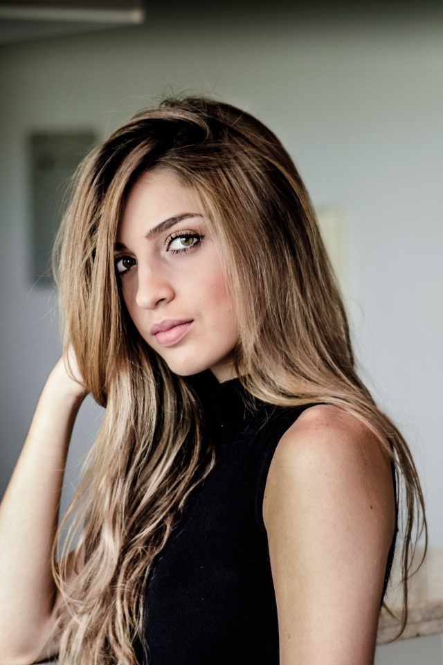 Зеленоглазая девушка в черном