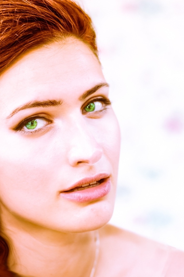 Зеленоглазая рыжеволосая девушка крупным планом
