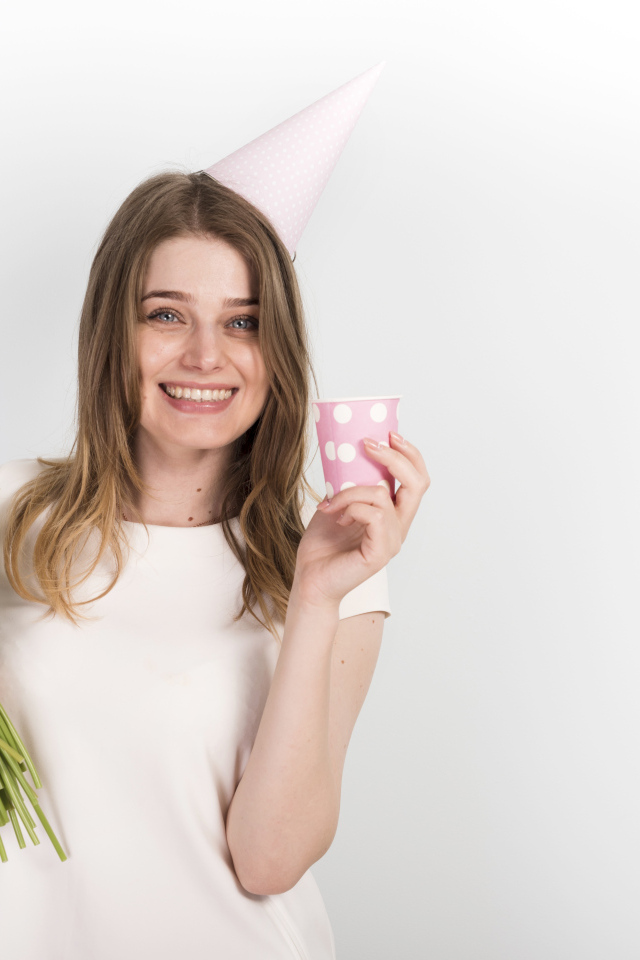 Счастливая девушка с букетом тюльпанов и подарком на день рождения