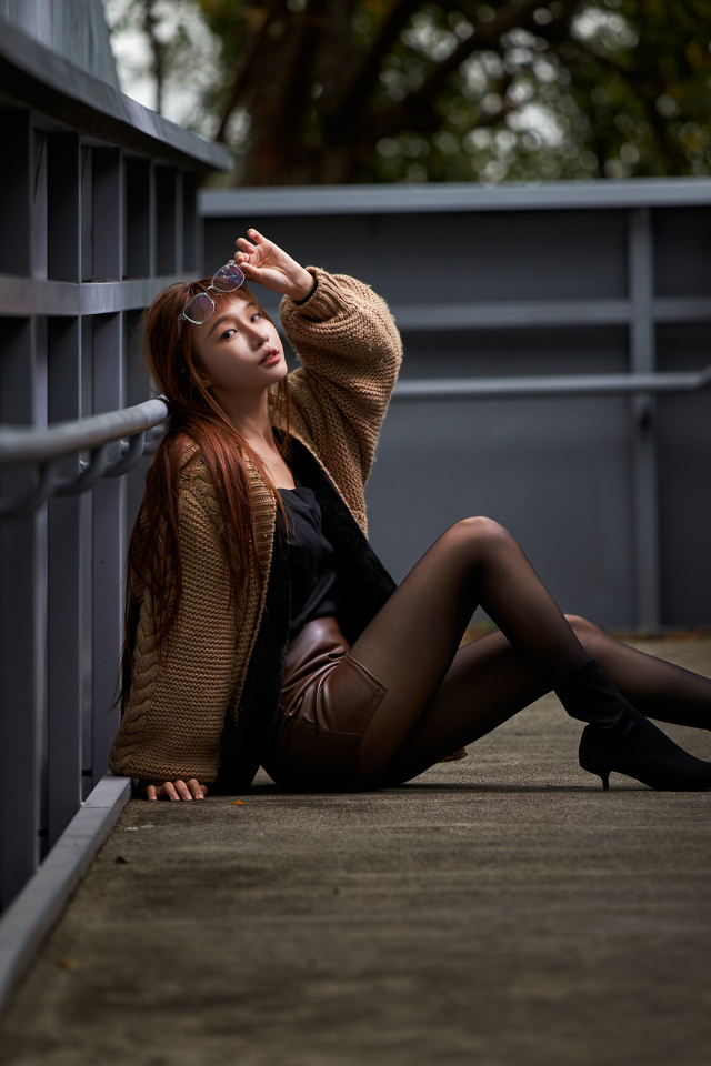 Длинные ноги у молодой азиатки в теплой кофте