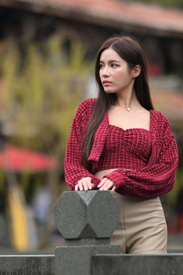 Грустная азиатка в красной блузке