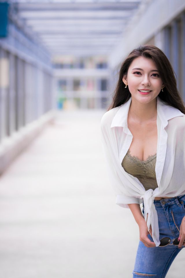 Улыбающаяся азиатка в белой рубашке