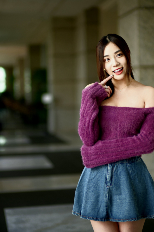 Улыбающаяся азиатка в короткой юбке у дома