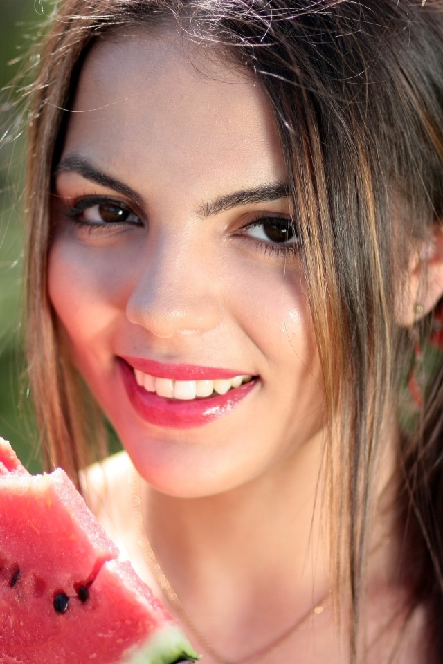Улыбающаяся девушка с куском арбуза