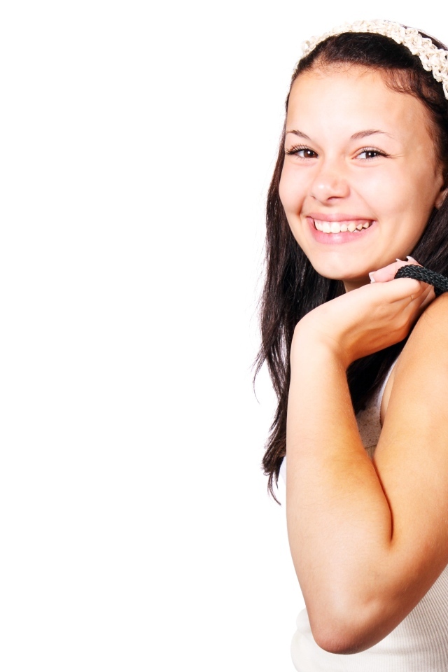 Улыбающаяся девушка с пакетом на белом фоне