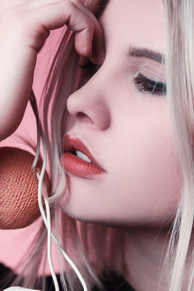 Нежная блондинка с мячиками в руке