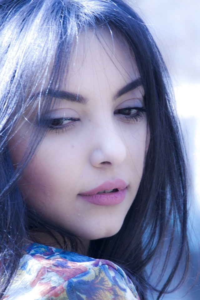 Нежная кареглазая девушка с черными волосами