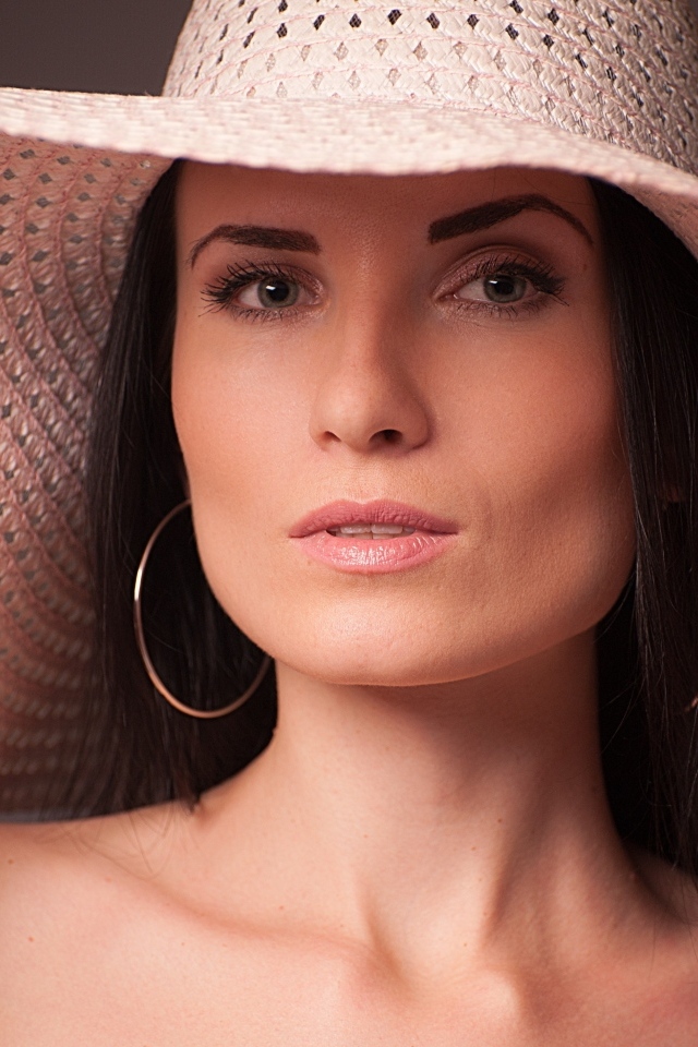 Женщина в большой розовой шляпе