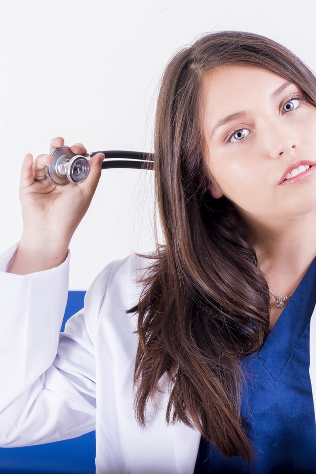 Молодая девушка доктор с фонендоскопом