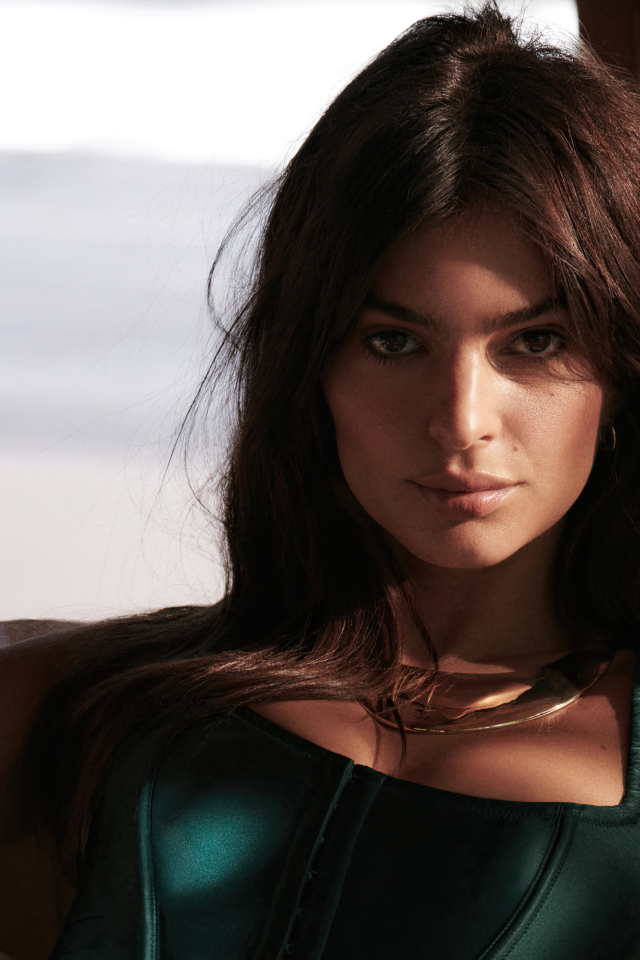 Американская модель Эмили Ратаковски держит волосы