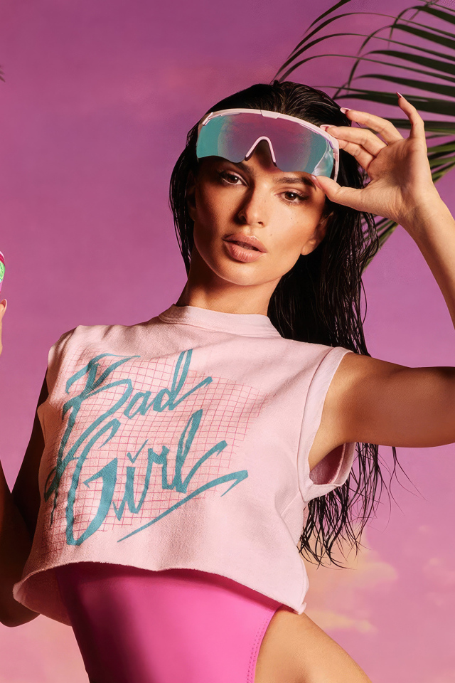 Американская модель Эмили Ратаковски на розовом фоне