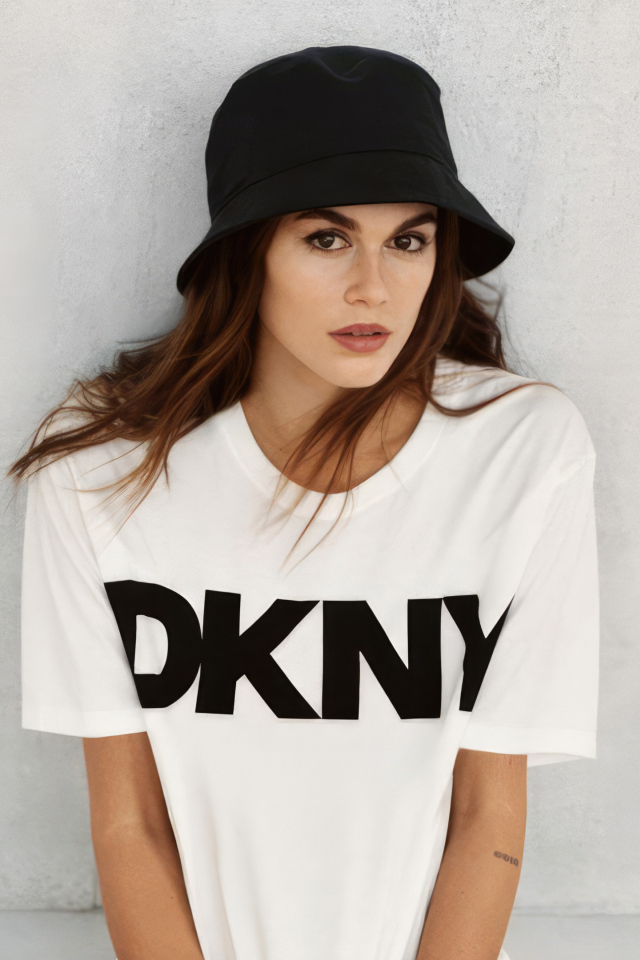 Американская модель Кайя Гербер в черной панаме у стены