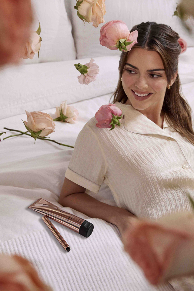 Американская модель Кендалл Дженнер на кровати с цветами