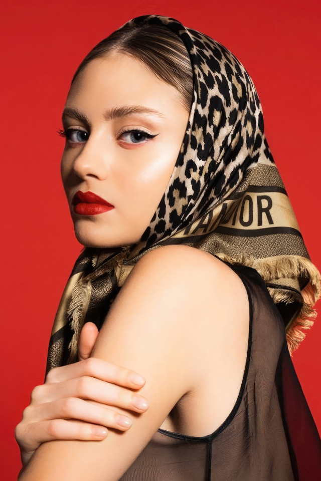 Красивая молодая девушка модель Лени Олуми Клум