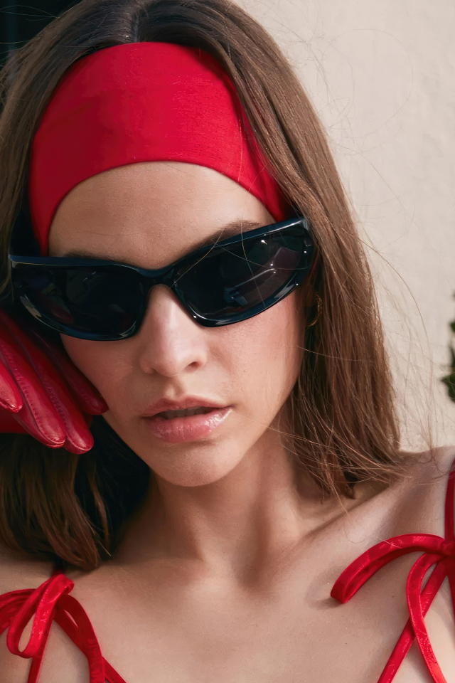 Яркая девушка в красном модель Барбара Палвин