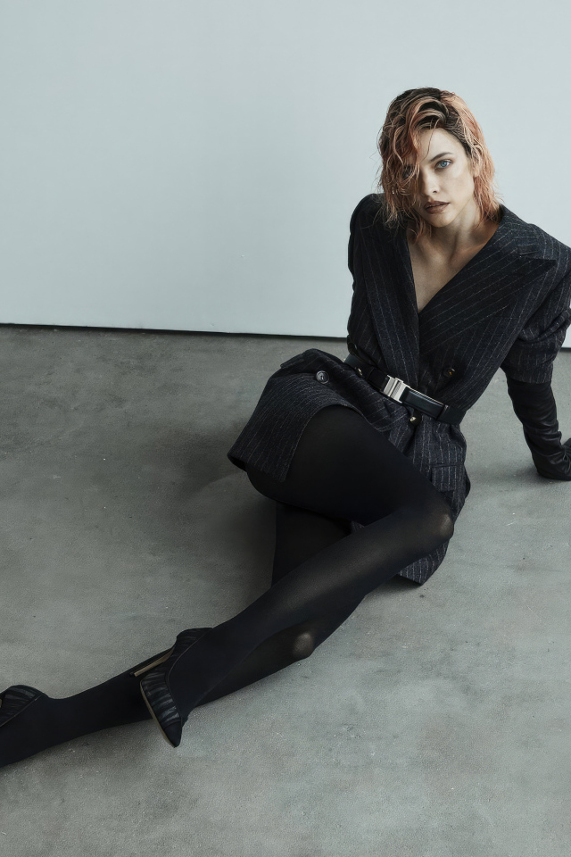 Модель Барбара Палвин в черном наряде сидит на полу