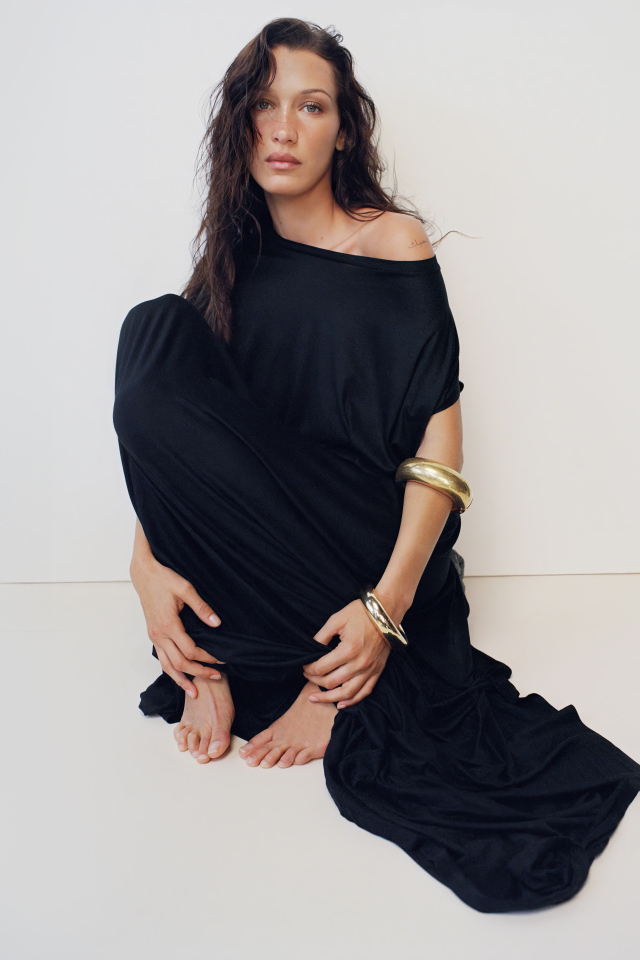 Модель Белла Хадид в черном платье у серой стены