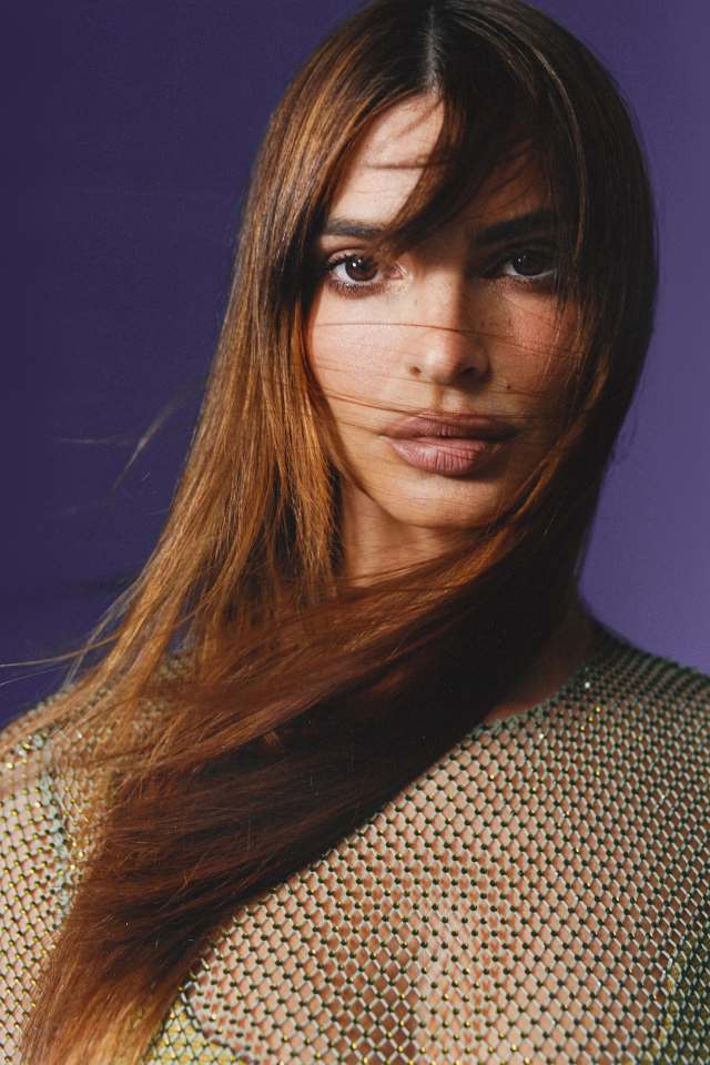 Модель Эмили Ратаковски на фиолетовом фоне